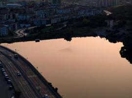 Sea and lake view in Maltepe，位于伊斯坦布尔马尔泰佩公园购物中心附近的酒店