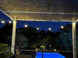 Cannes charming villa private pool garden 1,7 kms from sea and sand beach，位于勒卡内的度假屋