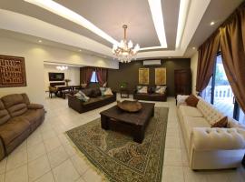Luxury holiday villas in Bahrain for Families，位于Bārbār巴巴尔寺附近的酒店