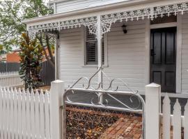 Central Bendigo Cottage Charm，位于本迪戈的酒店
