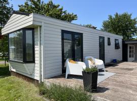 Chalet S1 in Workum bij strand en IJsselmeer，位于沃尔克姆的木屋