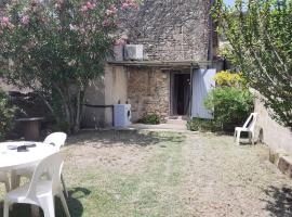 Maison de village - grand jardin，位于圣康坦拉波特里的酒店