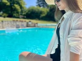 3-4 Cottages Entire Site Private Pool for Relaxing Holidays & Special Occasions near Aubeterre，位于Saint-Romain的酒店