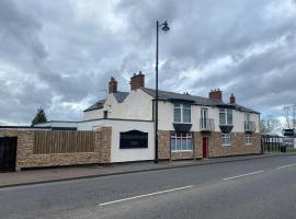 The Crossroads Inn，位于SacristonLanchester Road Hospital附近的酒店