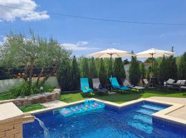 Casa Veznaveri with private pool，位于波雷奇的度假屋