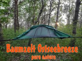 Baumzeltdorf OSTSEEBREEZE direkt am Strand，位于德兰斯克的酒店