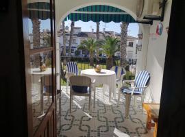 Spanish style apartment with terrace Torrevieja，位于托雷维耶哈的公寓