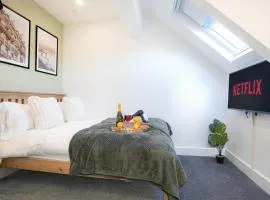 Central Buckingham Apartment #5 with Free Parking, Pool Table, Fast Wifi and Smart TV with Netflix by Yoko Property