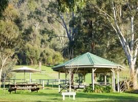 Hillview & Stringybark, Halls on Falls Homestead，位于Strath Creek的酒店