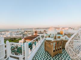 Riad Villa with Mediterranean Sea Views of Spain and Gibraltar，位于丹吉尔Tangier City Port附近的酒店