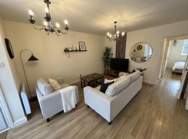 Charming 2-Bed Apartment in Danbury essex，位于切姆的酒店