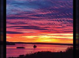 THE BOATHOUSE. The gateway to the Jurassic Coast，位于Hamworthy的酒店