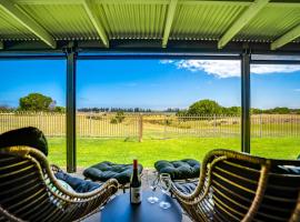 14 Excelsior Pde - BYO Linen - Pets Negotiable - Waterviews，位于Hindmarsh Island的酒店