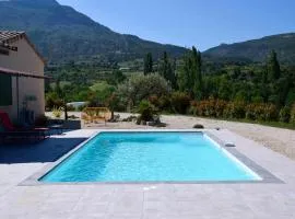 Maison spacieuse à La Roche-sur-le-Buis avec piscine privée 150 m²