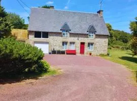 Maison en pierre au milieu du bocage