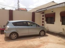 Charming 2-Bed Cottage in Benin City，位于贝宁城的别墅