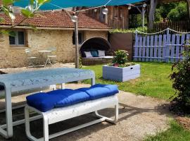 Romantic Bijou Gite with shared pool，位于Larzac的酒店