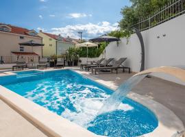 A&D Deluxe apartments Dani with swimming pool，位于普罗马尼亚的带泳池的酒店