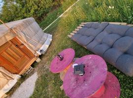Yourtes 6 personnes proche provins et disney，位于Bannost的酒店