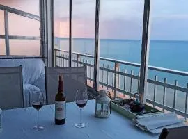 BLUE DOUBLE PRIVATE ROOM AT FRONT BEACH - HABITACION en la playa piso compartido