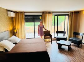L'HOTEL DE LA BOURSE à BAGNOLS-SUR-CEZE，位于塞兹河畔巴尼奥勒的酒店