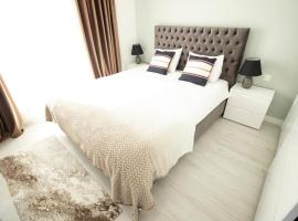 2 Rooms A504 StayInn by Cosmopolis，位于Ştefăneştii de Jos的带停车场的酒店