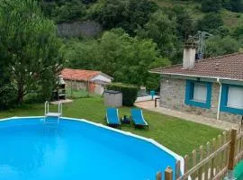LA CASA AZUL, un oasis de calma, vistas impresionantes con PISCINA, SALTADOR, BARBACOA y acceso al río Asón