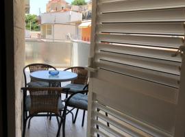 Omis - private Ensuite room with balcony - hotel style，位于奥米什的民宿