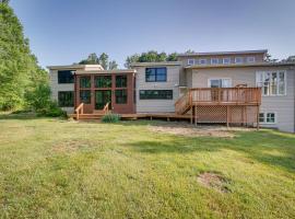 Bright Bluemont Home with On-Site Pond and Mtn Views!，位于Paris的带停车场的酒店