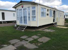 Luxury 8 and 6 berth caravans，位于Jaywick Sands的豪华帐篷营地