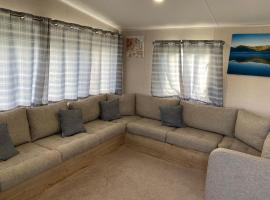 Luxury 8 and 6 berth caravans，位于Jaywick Sands的酒店