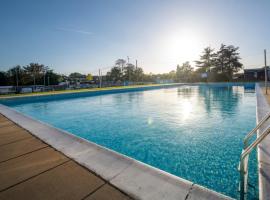 Vacation Escape - Valley Farm -Clacton-on-sea - Holiday Park，位于滨海克拉克顿的酒店