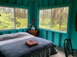 Rustic studio deluxe bed in tropical fruits garden，位于芒廷维尤的旅馆