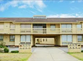 Upstairs Beachfront Unit in Central Location