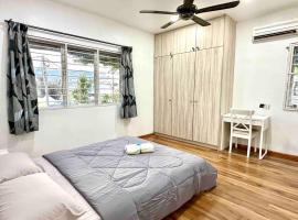 Corner Homestay with Garden and Private Parking，位于吉隆坡的酒店