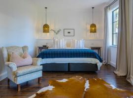 MAIN STREET RETREAT - King BRs, Comp Minibar, Breakfast Prov, Fireplaces，位于McLaren Flat的酒店