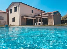 Paradise villa with private swimming pool，位于科佩尔的酒店