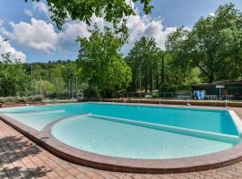 Casa Rustica singola con piscina immersa nella natura in parco privato，位于皮亚诺堡的酒店