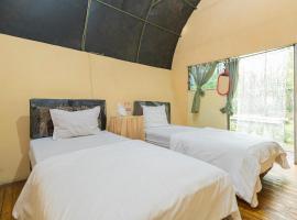 Chikar Glamping At Wisata Coban Talun Mitra RedDoorz，位于Junggo的酒店