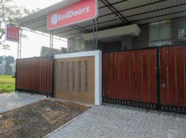 RedDoorz near Kawasan Bandara Ahmad Yani Semarang 2，位于Kalibanteng-kidul的酒店