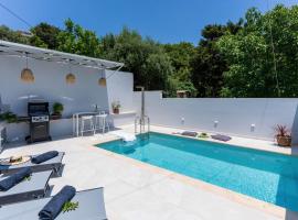Villa Venetia with Jacuzzi，位于Lambiní的酒店