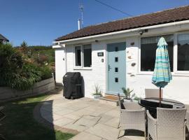 ChloBo Cottage near Watergate Bay, by the sea，位于Porth的酒店