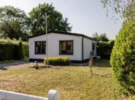 Familie bungalow op vakantiepark bij zee