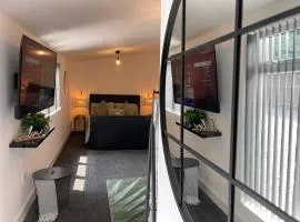 Cute+Cozy Guesthouse for 2 +secure offroad parking