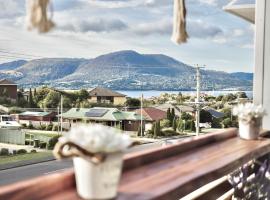 Modern holiday home in Hobart - Stunning Mountain & Water views，位于Rosetta的酒店