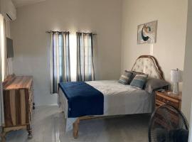 Immaculate 2-Bed House in Discovery Bay，位于迪斯卡弗里贝的酒店