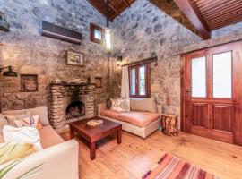 Chic Villa w Fireplace 3 min to Beach in Bodrum，位于比泰兹的酒店