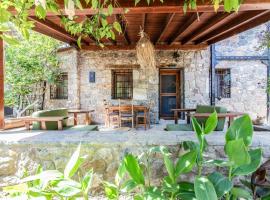 Chic Villa w Fireplace 3 min to Beach in Bodrum，位于比泰兹的酒店