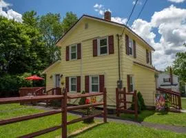 A&R Hacienda a Callicoon Vintage Farmhouse