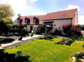 Saint-Saturnin 3-Bed Home Sleeps 10 Pool Garden